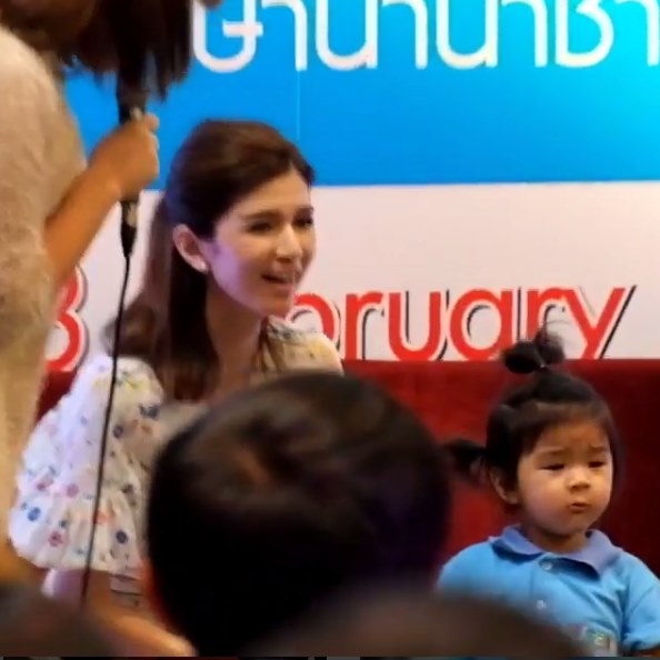 น้องมะลิ ให้ของพี่จ๋าแต่กลับอยากได้เอง น้องมะลิ ให้ของพี่จ๋าแต่กลับอยากได้เอง