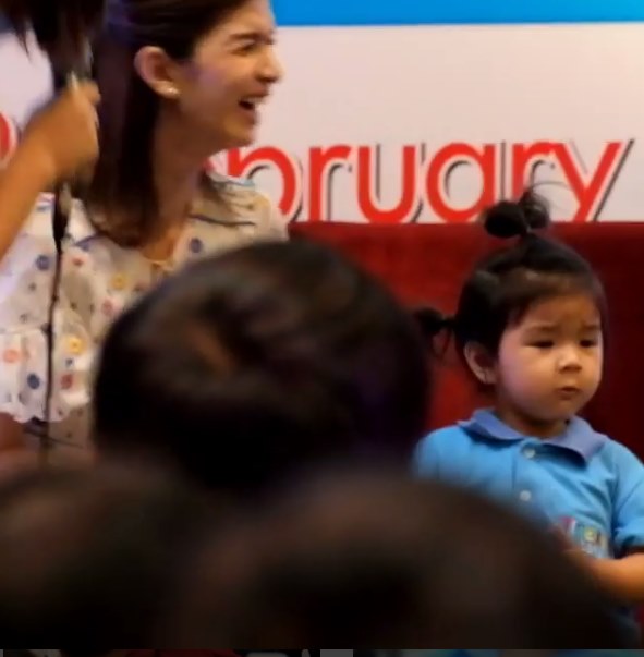 น้องมะลิ ให้ของพี่จ๋าแต่กลับอยากได้เอง น้องมะลิ ให้ของพี่จ๋าแต่กลับอยากได้เอง