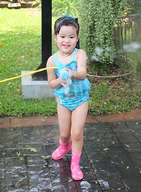 ลูกดาราเล่นน้ำสงกรานต์ 2559 ลูกดาราเล่นน้ำสงกรานต์ 2559