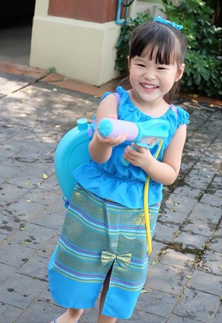 ลูกดาราเล่นน้ำสงกรานต์ 2559 ลูกดาราเล่นน้ำสงกรานต์ 2559