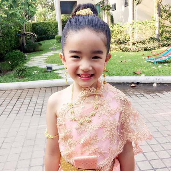 ลูกดาราเล่นน้ำสงกรานต์ 2559 ลูกดาราเล่นน้ำสงกรานต์ 2559