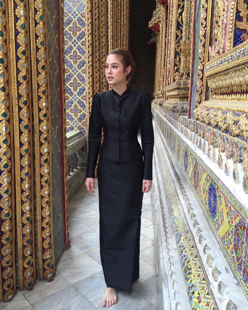 10 ดาราหญิงไทย สวมชุดไทยจิตรลดาสีดำ 10 ดาราหญิงไทย สวมชุดไทยจิตรลดาสีดำ