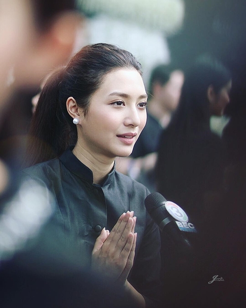 10 ดาราหญิงไทย สวมชุดไทยจิตรลดาสีดำ 10 ดาราหญิงไทย สวมชุดไทยจิตรลดาสีดำ