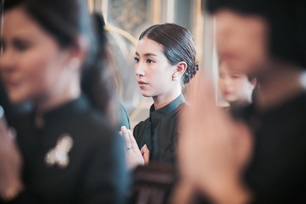 10 ดาราหญิงไทย สวมชุดไทยจิตรลดาสีดำ 10 ดาราหญิงไทย สวมชุดไทยจิตรลดาสีดำ