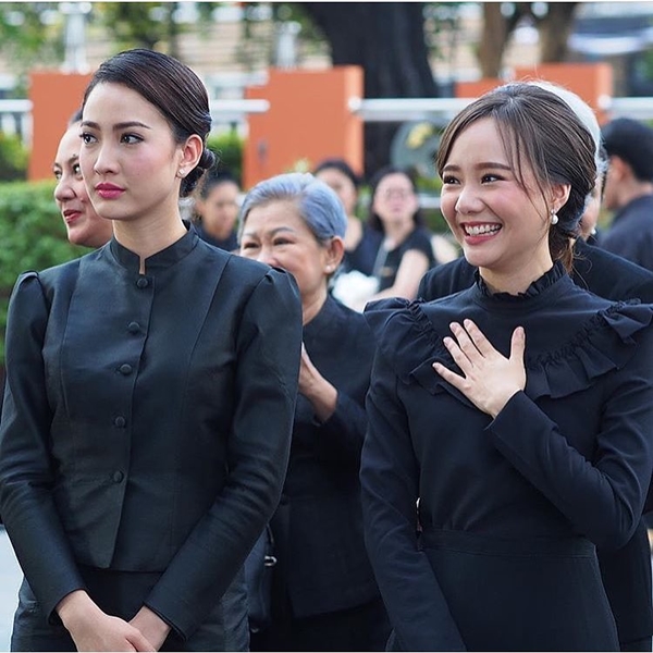 10 ดาราหญิงไทย สวมชุดไทยจิตรลดาสีดำ 10 ดาราหญิงไทย สวมชุดไทยจิตรลดาสีดำ