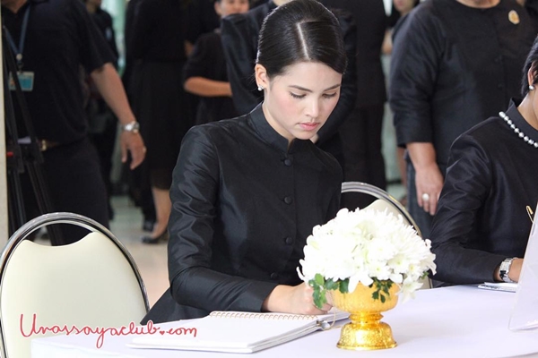 10 ดาราหญิงไทย สวมชุดไทยจิตรลดาสีดำ 10 ดาราหญิงไทย สวมชุดไทยจิตรลดาสีดำ