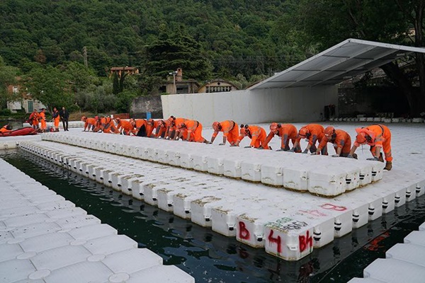 ทางเดินบนน้ำกลางทะเลสาบในอิตาลี ทางเดินบนน้ำกลางทะเลสาบในอิตาลี