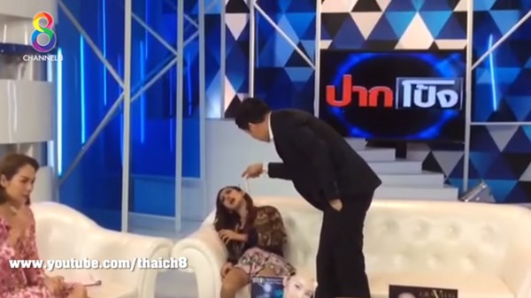 หนุ่ม กรรชัย ปราบอาการผีเข้าพริตตี้สาว หนุ่ม กรรชัย ปราบอาการผีเข้าพริตตี้สาว