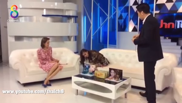 หนุ่ม กรรชัย ปราบอาการผีเข้าพริตตี้สาว หนุ่ม กรรชัย ปราบอาการผีเข้าพริตตี้สาว