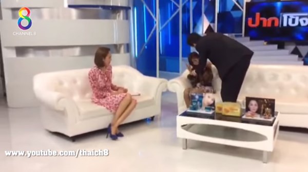 หนุ่ม กรรชัย ปราบอาการผีเข้าพริตตี้สาว หนุ่ม กรรชัย ปราบอาการผีเข้าพริตตี้สาว