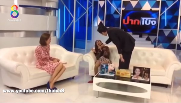 หนุ่ม กรรชัย ปราบอาการผีเข้าพริตตี้สาว หนุ่ม กรรชัย ปราบอาการผีเข้าพริตตี้สาว