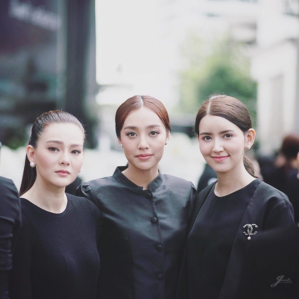 10 ดาราหญิงไทย สวมชุดไทยจิตรลดาสีดำ 10 ดาราหญิงไทย สวมชุดไทยจิตรลดาสีดำ