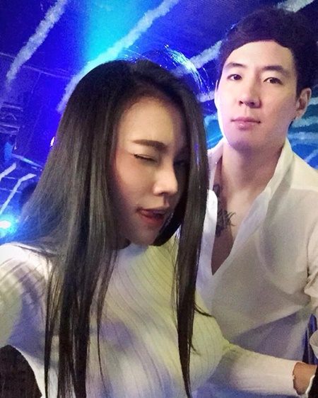 เอมมี่ โดดกอด ฮาเวิร์ด เอมมี่ โดดกอด ฮาเวิร์ด