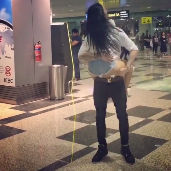 เอมมี่ โดดกอด ฮาเวิร์ด เอมมี่ โดดกอด ฮาเวิร์ด