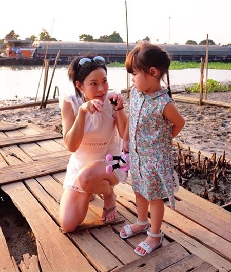 คุณแม่ หนิง ปณิตา กับวิธีสอน น้องณิริน คุณแม่ หนิง ปณิตา กับวิธีสอน น้องณิริน