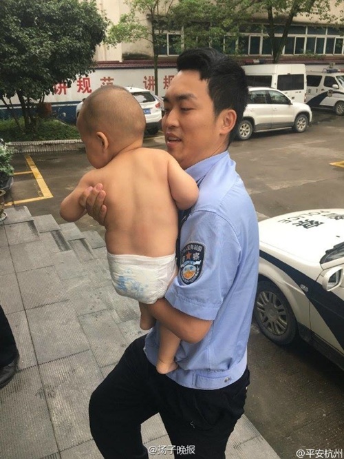 หนูน้อย 2 ขวบ พาน้องฝาแฝดหนีออกจากบ้าน หนูน้อย 2 ขวบ พาน้องฝาแฝดหนีออกจากบ้าน