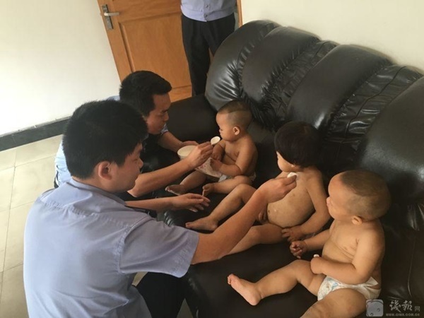 หนูน้อย 2 ขวบ พาน้องฝาแฝดหนีออกจากบ้าน หนูน้อย 2 ขวบ พาน้องฝาแฝดหนีออกจากบ้าน