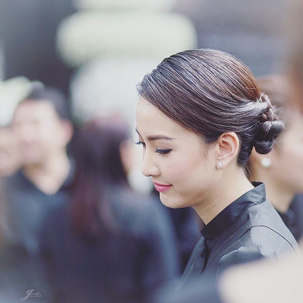 10 ดาราหญิงไทย สวมชุดไทยจิตรลดาสีดำ 10 ดาราหญิงไทย สวมชุดไทยจิตรลดาสีดำ