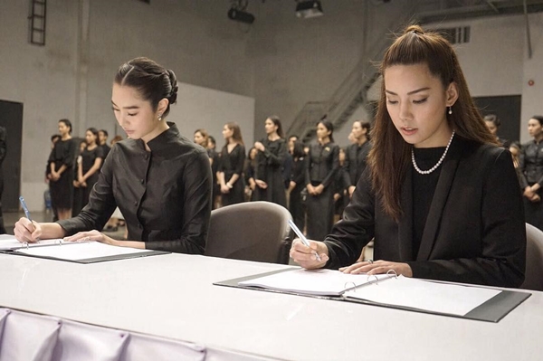 10 ดาราหญิงไทย สวมชุดไทยจิตรลดาสีดำ 10 ดาราหญิงไทย สวมชุดไทยจิตรลดาสีดำ