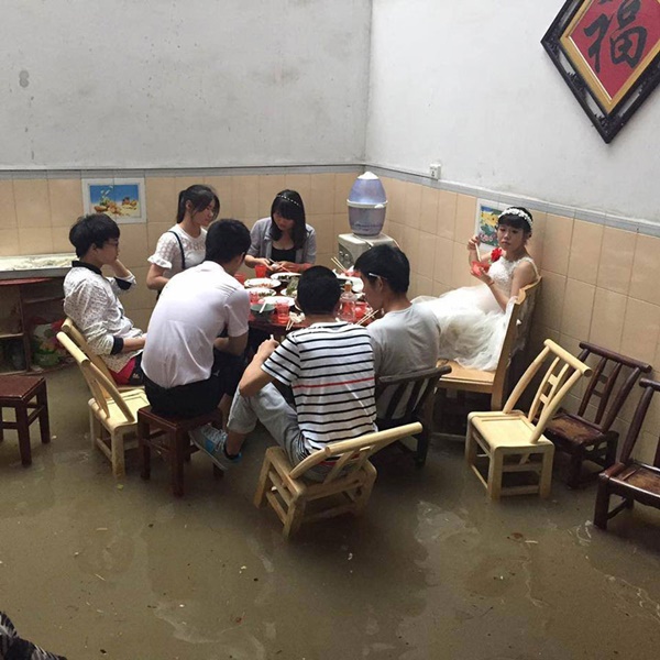 คู่บ่าวสาวไม่แคร์ฝนตก-น้ำท่วม คู่บ่าวสาวไม่แคร์ฝนตก-น้ำท่วม