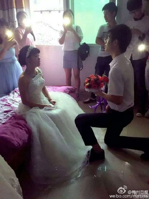 คู่บ่าวสาวไม่แคร์ฝนตก-น้ำท่วม คู่บ่าวสาวไม่แคร์ฝนตก-น้ำท่วม