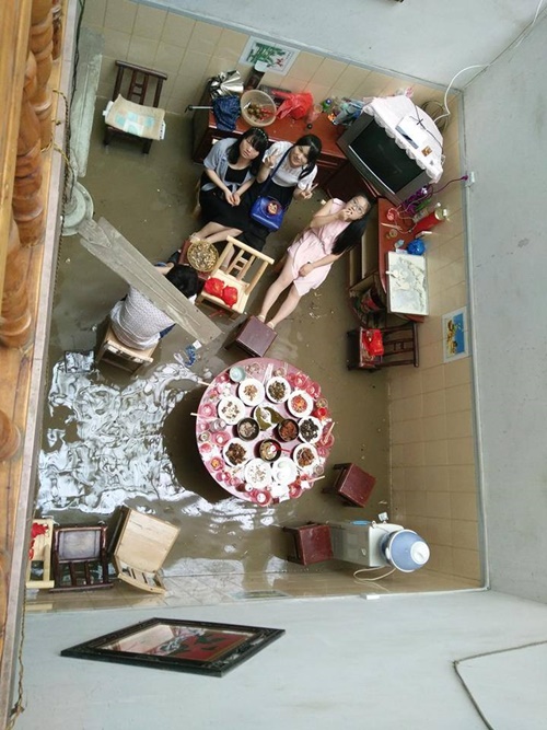 คู่บ่าวสาวไม่แคร์ฝนตก-น้ำท่วม คู่บ่าวสาวไม่แคร์ฝนตก-น้ำท่วม