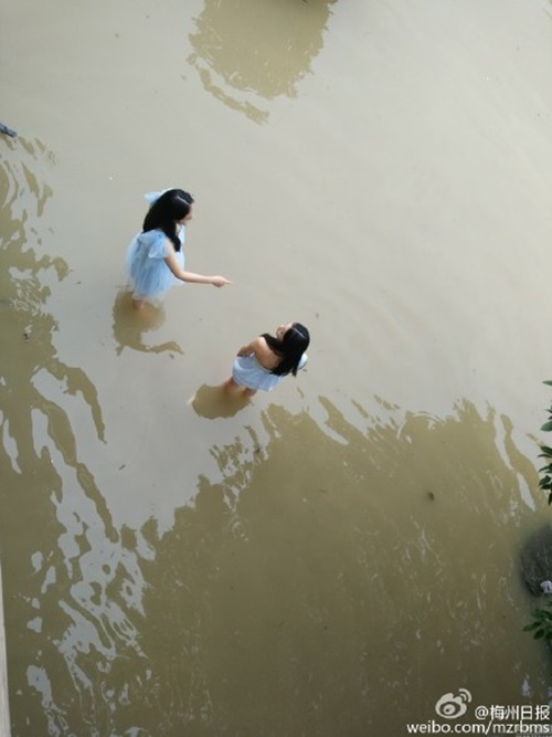 คู่บ่าวสาวไม่แคร์ฝนตก-น้ำท่วม คู่บ่าวสาวไม่แคร์ฝนตก-น้ำท่วม