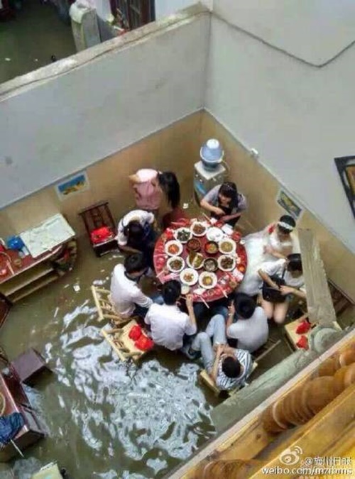 คู่บ่าวสาวไม่แคร์ฝนตก-น้ำท่วม คู่บ่าวสาวไม่แคร์ฝนตก-น้ำท่วม