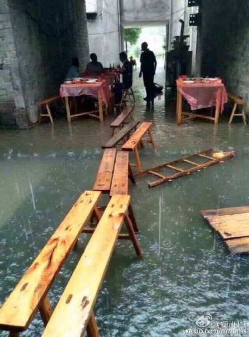 คู่บ่าวสาวไม่แคร์ฝนตก-น้ำท่วม คู่บ่าวสาวไม่แคร์ฝนตก-น้ำท่วม