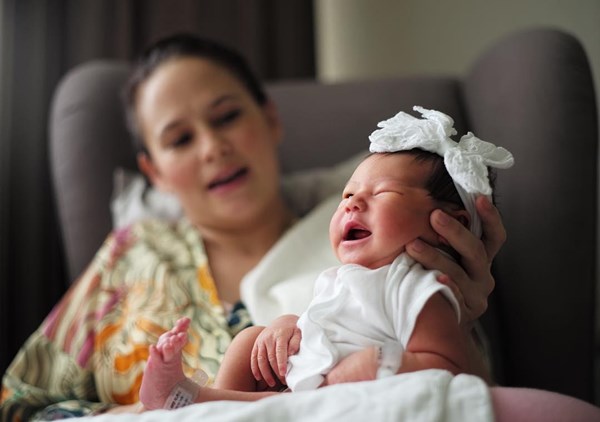 คุณพ่อภูริ โชว์สกิลห่อผ้าอ้อมให้ น้องริชา คุณพ่อภูริ โชว์สกิลห่อผ้าอ้อมให้ น้องริชา
