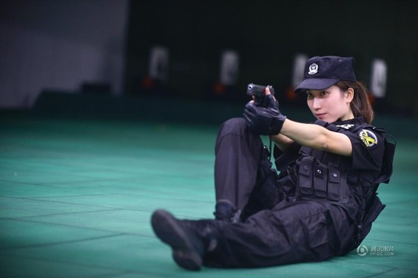 ตำรวจสาวหุ่นเซียะ-ซิกแพ็คสวย นั่งแท่นตำรวจกล้ามงามที่สุดในกรม ตำรวจสาวหุ่นเซียะ-ซิกแพ็คสวย นั่งแท่นตำรวจกล้ามงามที่สุดในกรม