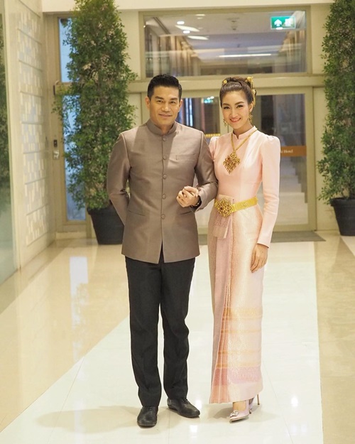 แพนเค้ก ควงสารวัตรหมี สวมชุดผ้าไทย แพนเค้ก ควงสารวัตรหมี สวมชุดผ้าไทย