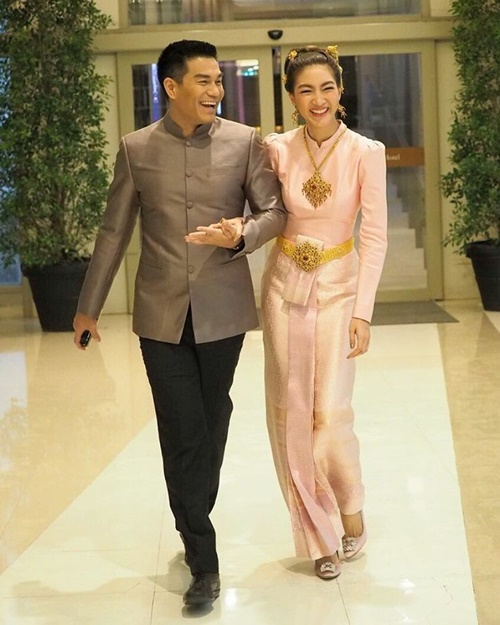 แพนเค้ก ควงสารวัตรหมี สวมชุดผ้าไทย แพนเค้ก ควงสารวัตรหมี สวมชุดผ้าไทย