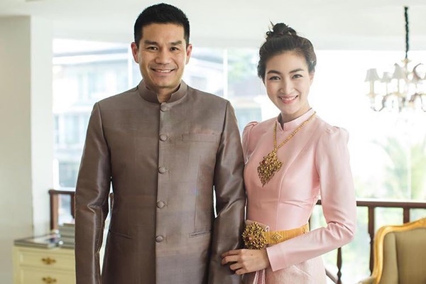 แพนเค้ก ควงสารวัตรหมี สวมชุดผ้าไทย แพนเค้ก ควงสารวัตรหมี สวมชุดผ้าไทย