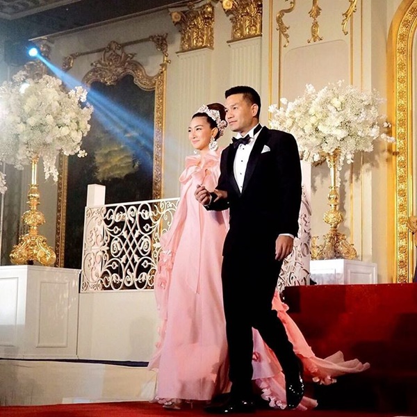 แพนเค้ก ควงสารวัตรหมี สวมชุดผ้าไทย แพนเค้ก ควงสารวัตรหมี สวมชุดผ้าไทย