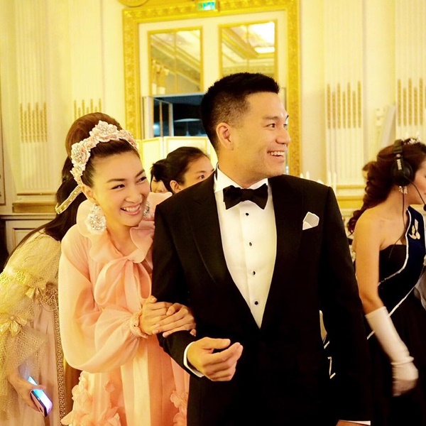 แพนเค้ก ควงสารวัตรหมี สวมชุดผ้าไทย แพนเค้ก ควงสารวัตรหมี สวมชุดผ้าไทย