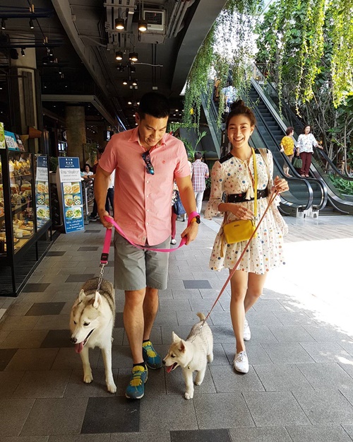 แพนเค้ก ควงสารวัตรหมี สวมชุดผ้าไทย แพนเค้ก ควงสารวัตรหมี สวมชุดผ้าไทย