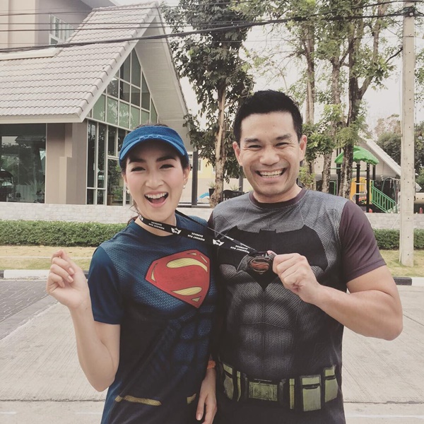 แพนเค้ก ควงสารวัตรหมี สวมชุดผ้าไทย แพนเค้ก ควงสารวัตรหมี สวมชุดผ้าไทย