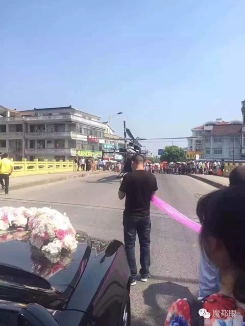 คู่รักปิดถนนในเซี่ยงไฮ้ นำเฮลิคอปเตอร์รับเจ้าสาวไปงานแต่ง คู่รักปิดถนนในเซี่ยงไฮ้ นำเฮลิคอปเตอร์รับเจ้าสาวไปงานแต่ง