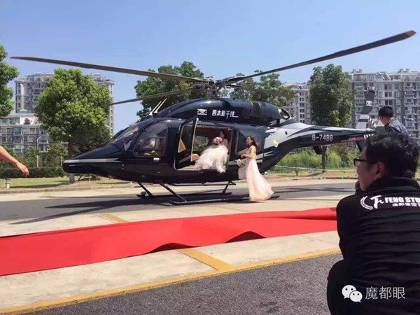 คู่รักปิดถนนในเซี่ยงไฮ้ นำเฮลิคอปเตอร์รับเจ้าสาวไปงานแต่ง คู่รักปิดถนนในเซี่ยงไฮ้ นำเฮลิคอปเตอร์รับเจ้าสาวไปงานแต่ง