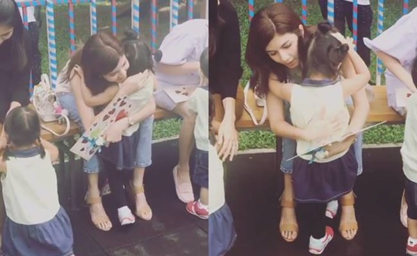 น้องมะลิ เดินดุกดิก ๆ มอบการ์ดวันแม่ให้ แม่โบว์ น้องมะลิ เดินดุกดิก ๆ มอบการ์ดวันแม่ให้ แม่โบว์