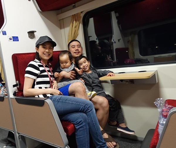 นิหน่า แบงค์ พาลูก ๆ ขึ้นรถไฟ นิหน่า แบงค์ พาลูก ๆ ขึ้นรถไฟ