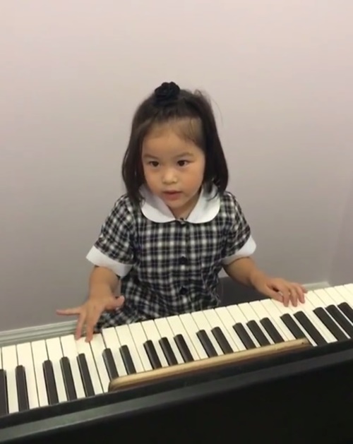น้องณิริน โชว์เล่นเปียโน น้องณิริน โชว์เล่นเปียโน