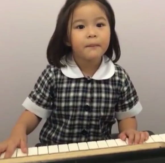 น้องณิริน โชว์เล่นเปียโน น้องณิริน โชว์เล่นเปียโน