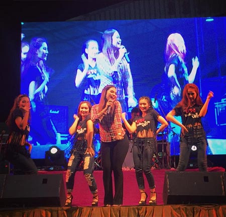 ชุดแสดงนักร้องลูกทุ่ง ชุดแสดงนักร้องลูกทุ่ง