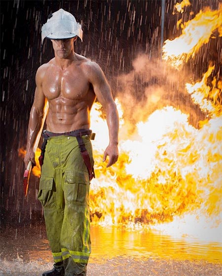 นักดับเพลิงถ่ายปฏิทินการกุศล นักดับเพลิงถ่ายปฏิทินการกุศล