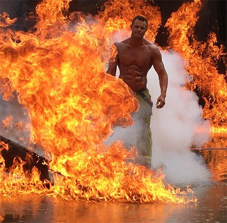 นักดับเพลิงถ่ายปฏิทินการกุศล นักดับเพลิงถ่ายปฏิทินการกุศล