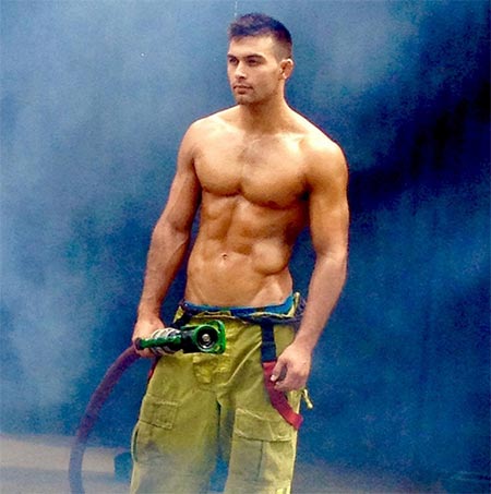 นักดับเพลิงถ่ายปฏิทินการกุศล นักดับเพลิงถ่ายปฏิทินการกุศล