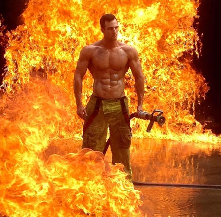 นักดับเพลิงถ่ายปฏิทินการกุศล นักดับเพลิงถ่ายปฏิทินการกุศล