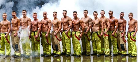 นักดับเพลิงถ่ายปฏิทินการกุศล นักดับเพลิงถ่ายปฏิทินการกุศล